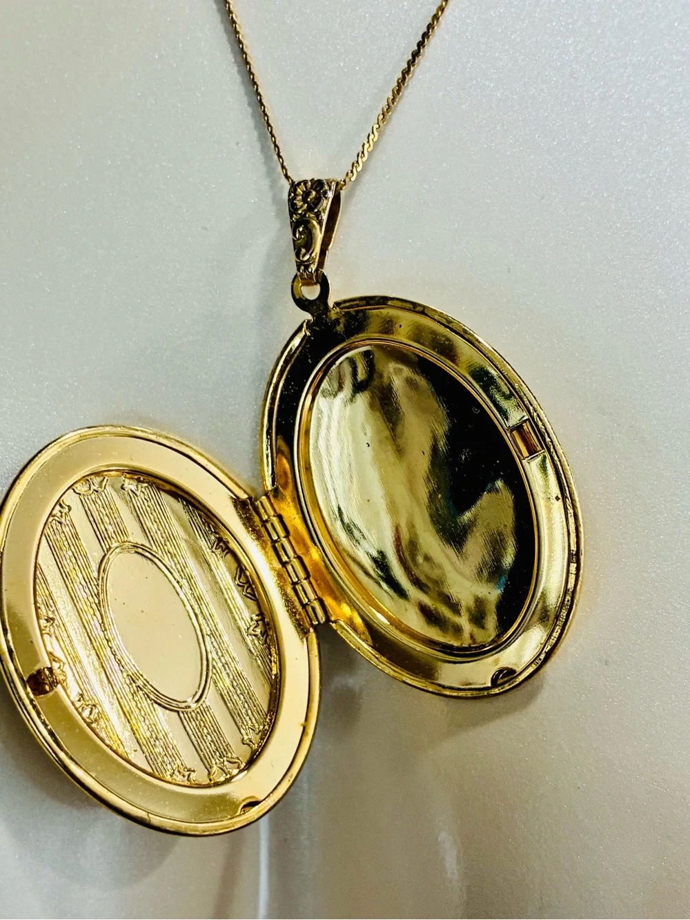 VTG Classic Gold Oval Engraved Photo Locket and Necklace Included